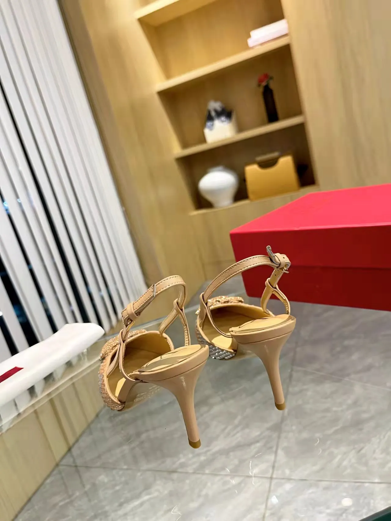 👟👟Ex-factory price 440👟👟 Genuine leather sole + 40 Kloesch diamond buckle Valentino.Valentino big v buckle single shoes ㊙️Latest series of counter genuine version with perfect details. Authentic products are made one to one. All details are consistent with genuine ones. The upper foot is very pedicure type. The key point is that it is very good and easy to control. It does not wear the feet and does not tire the feet. It is a walking artifact. The last shape is completely compared to the counter. The details are perfect. It is impossible to make such an exquisite product without the original version. Exclusive molded brass color. The highest version on the market. Fabric: imported sheepskin, lining and foot pads are all sheepskin. Color: 13 colors available. Sizes (34 to 42). Customized size 34 and 42. Non-returnable and non-exchangeable. Heel height: 7CM. Rubber sole. Genuine leather sole +40